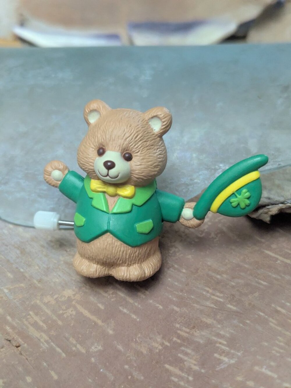 Hallmark St Patricks Day Irish Pin Brooch 2 In Green Wind Up Teddy Bear Hat Wave